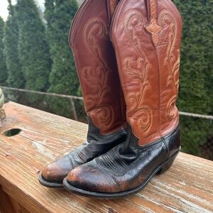Ferrini Brown Cowboy Boots with Intricate Stitching and Pointed Toe